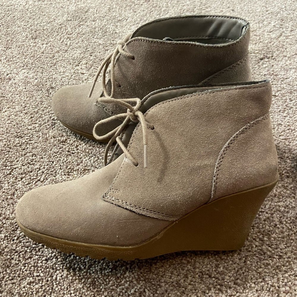 White Mountain Tan Leather Upper Shoes